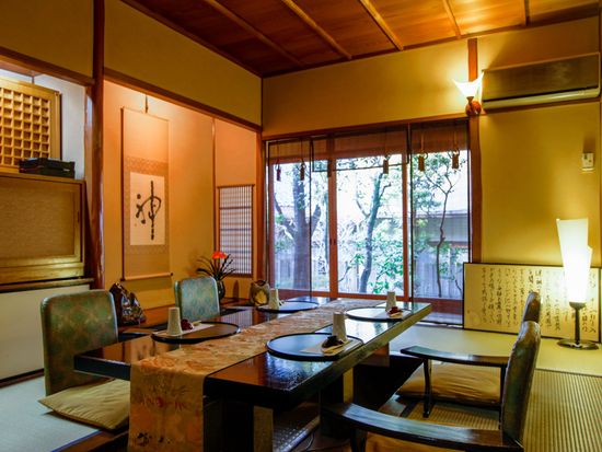 京都 料亭 東観荘
芸妓同席・完全貸切会席料理体験